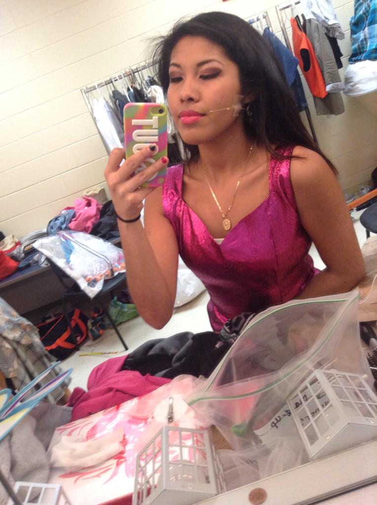 Ngra_Tomasa98's tweet photo. Love wearing the Microphone! 🎭💕 #MessyDressingRoom http://t.co/wcU9TiYgN6