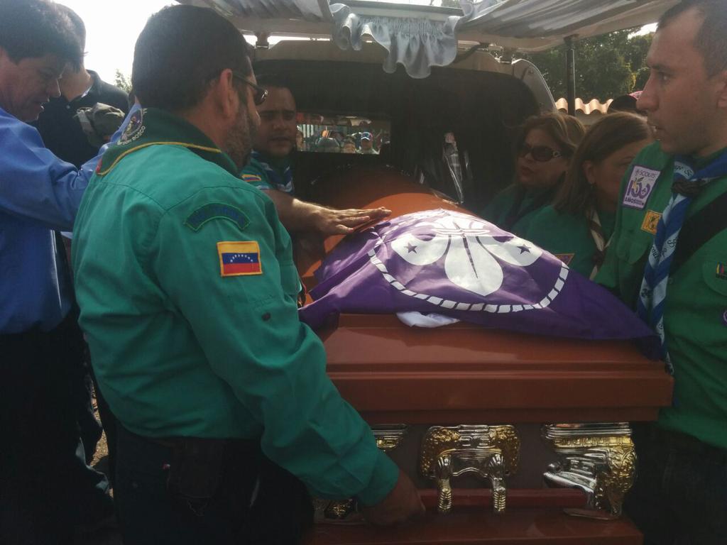 dime_venezuela's tweet photo. Te llevaremos con nosotros así como a los demás héroes. Seguiremos luchando por un cambio para todos. QEPD 2/2 http://t.co/d4FrN7TKml