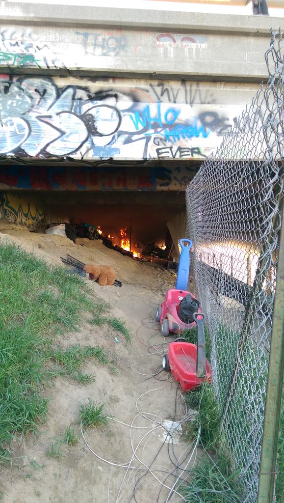 GW_Security's tweet photo. Seen Black smoke at 405 FWY  Railroad tracks at 4:15pm. Homeless Encampment Fire caused minor explosions. http://t.co/lnQSLs29Lp