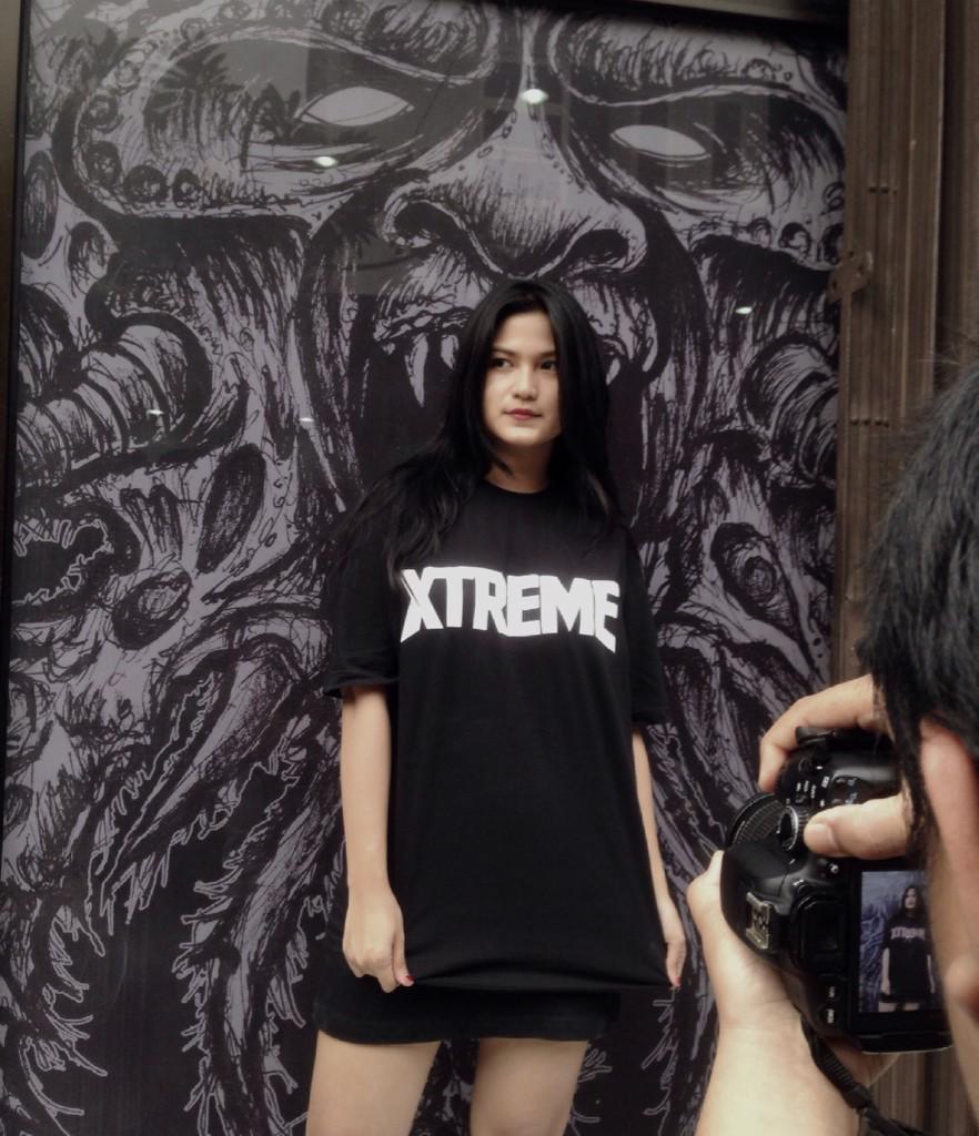 davega kacamata bang? mancapp \m/ RT <a href="/XtremeMerch/">X T R E M E 𖤐₆₆₆</a> Ada yang tau siapa? :))))))
