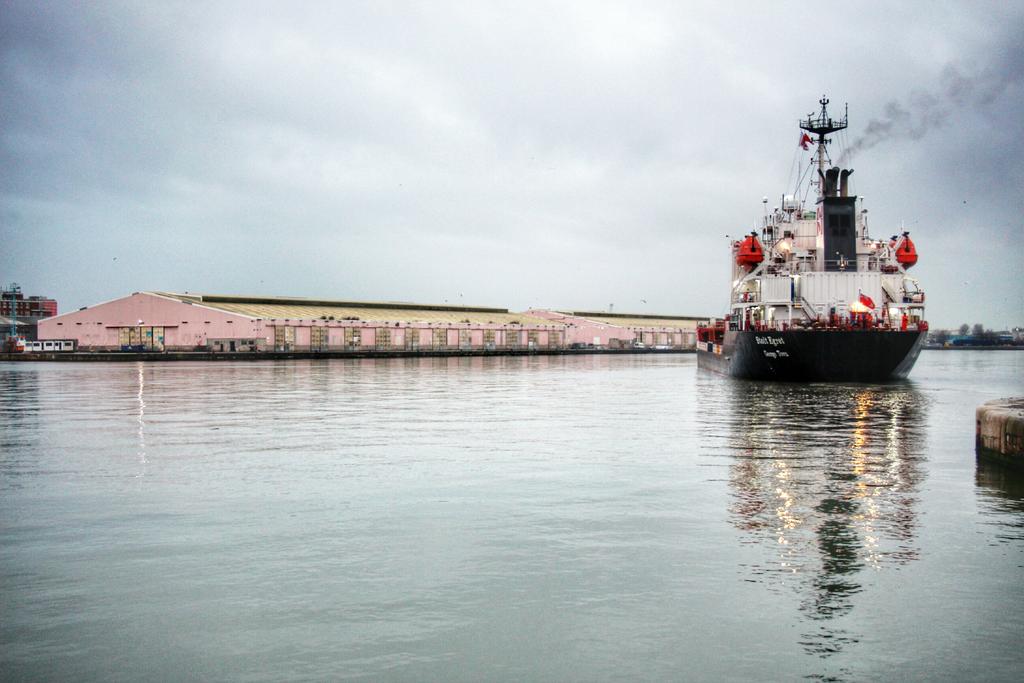 kjdphoto1971's tweet photo. #eastfloat #birkenhead yesterday on the way home from work,  #tanker #tugboat #reflection #canoneos650d # http://t.co/nIRkXsiRuO