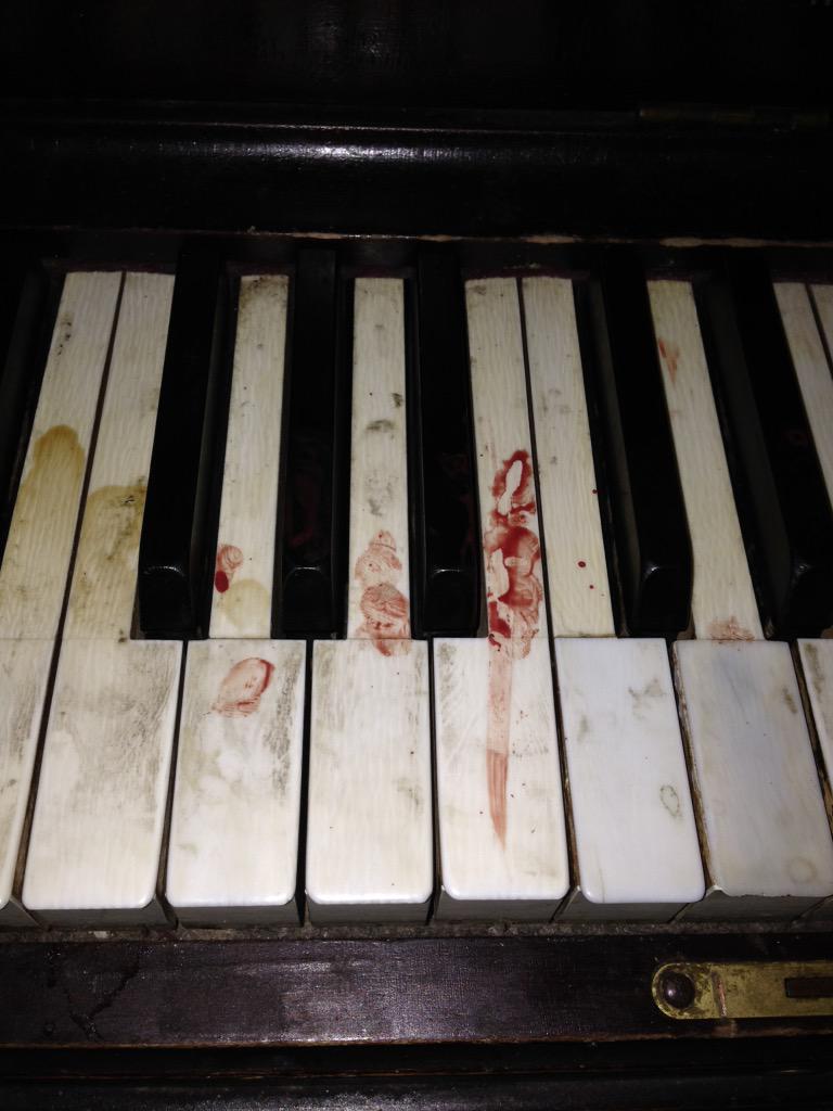 SlothSlomann's tweet photo. Bleeding for my art #pianoslide #sharpkeys #ouch http://t.co/HYWFl0vqX7