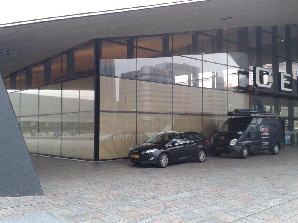 AwaydaysNL's tweet photo. De fanshop van Feyenoord is op Rotterdam Centraal voor de zekerheid al onherkenbaar gemaakt. #feyrom http://t.co/NyyYuxo8Io