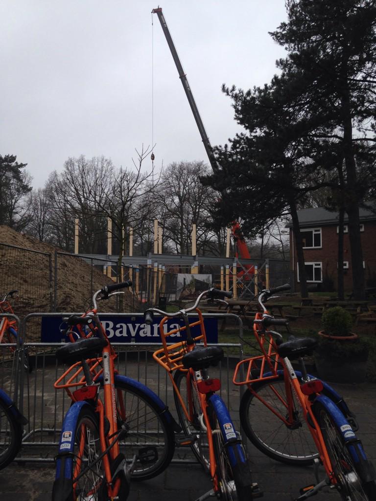 Voortgang besproken in Boscafé Stayokay, met uitzicht op de bouw.