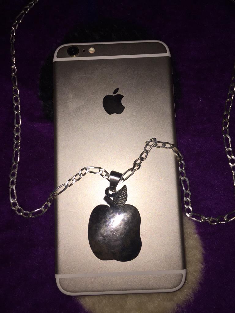 bashberry2's tweet image. U put money in de bag,I put Apple in de bag.👌🙌