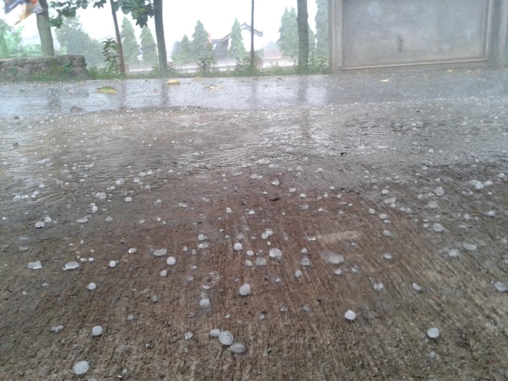RT <a href="/triseptyandi/">tri sevtyandi N</a>: Cibiru hujan es dan angin kencang. Ukuran batu es sebesar kelereng hati hati untuk para pengendara