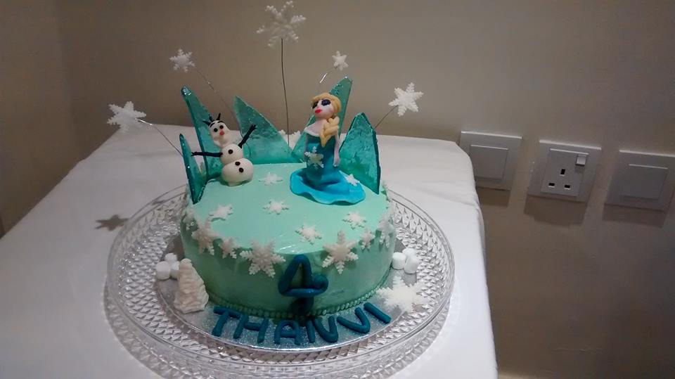 Another Frozen cake!! All edible <a href="/IntertwEAT/">TweetCritique</a> <a href="/thecakeshows/">Cake International</a> <a href="/cakecentral/">Cake Central</a> <a href="/CakeCraftWorld/">Cake Craft World</a> @BBCFood @TheBIGCakeShow