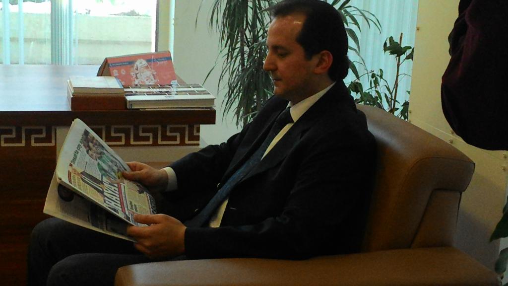 RefikOzen's tweet photo. Ben @HayatGazetesi okuyorum sevgili kardeşim @nazimmaral adaylık broşürümüzü http://t.co/dYfbllw0Zl