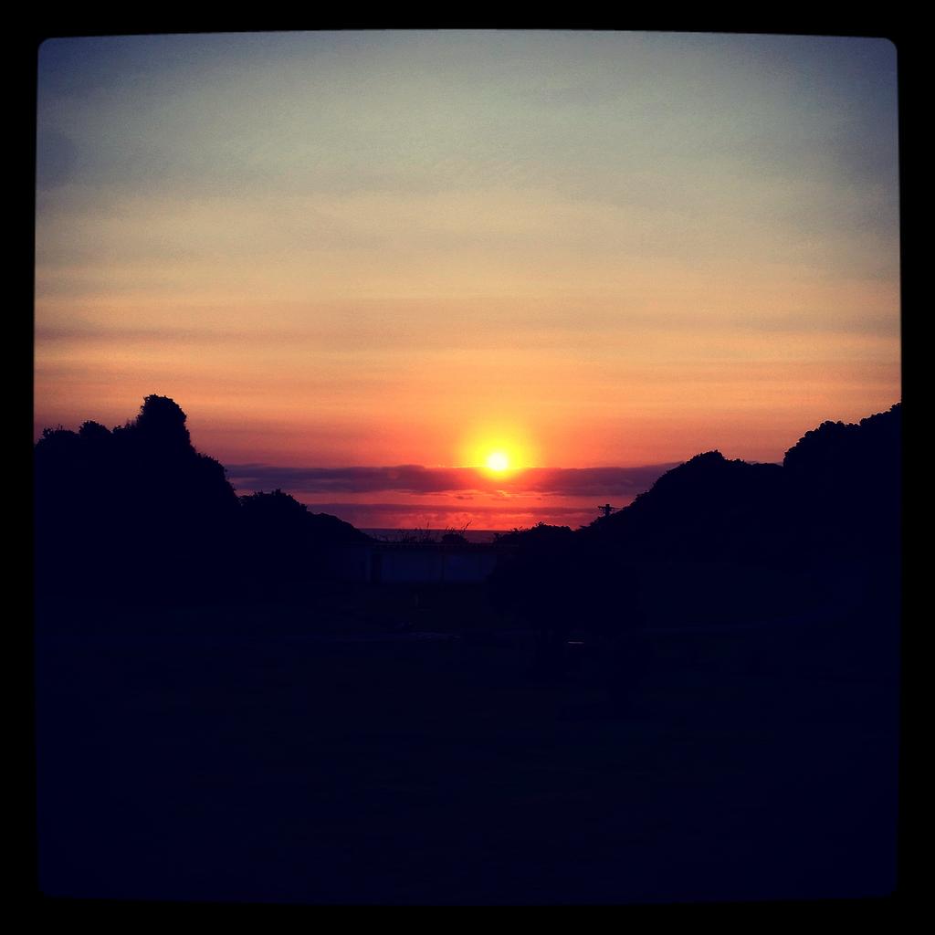 JanSportAus's tweet photo. Enjoy your evening! #sunsets http://t.co/FwNGfMD9Fr