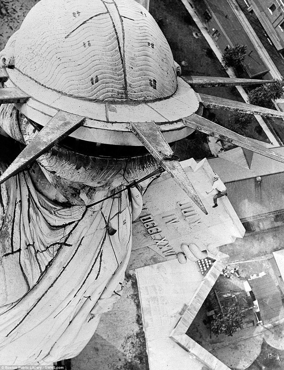 Steeplejack free climbing the Tabula Ansata held by Statue of Liberty, 1938  #guiddoo goo.gl/UogLKq