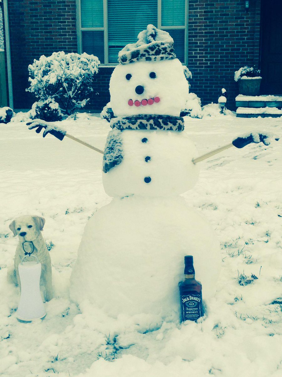 JackDaniels_US's tweet photo. Perfect #Winter weather for making snowmen and TN #Whiskey. Just 22 days until #Spring. #JackDaniels http://t.co/6wLkkzhu7x