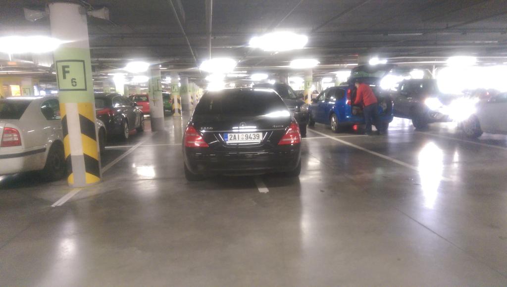 A tady pán Merčedéz vás, milé děti, naučí, jak se parkuje tzv. na kokota.