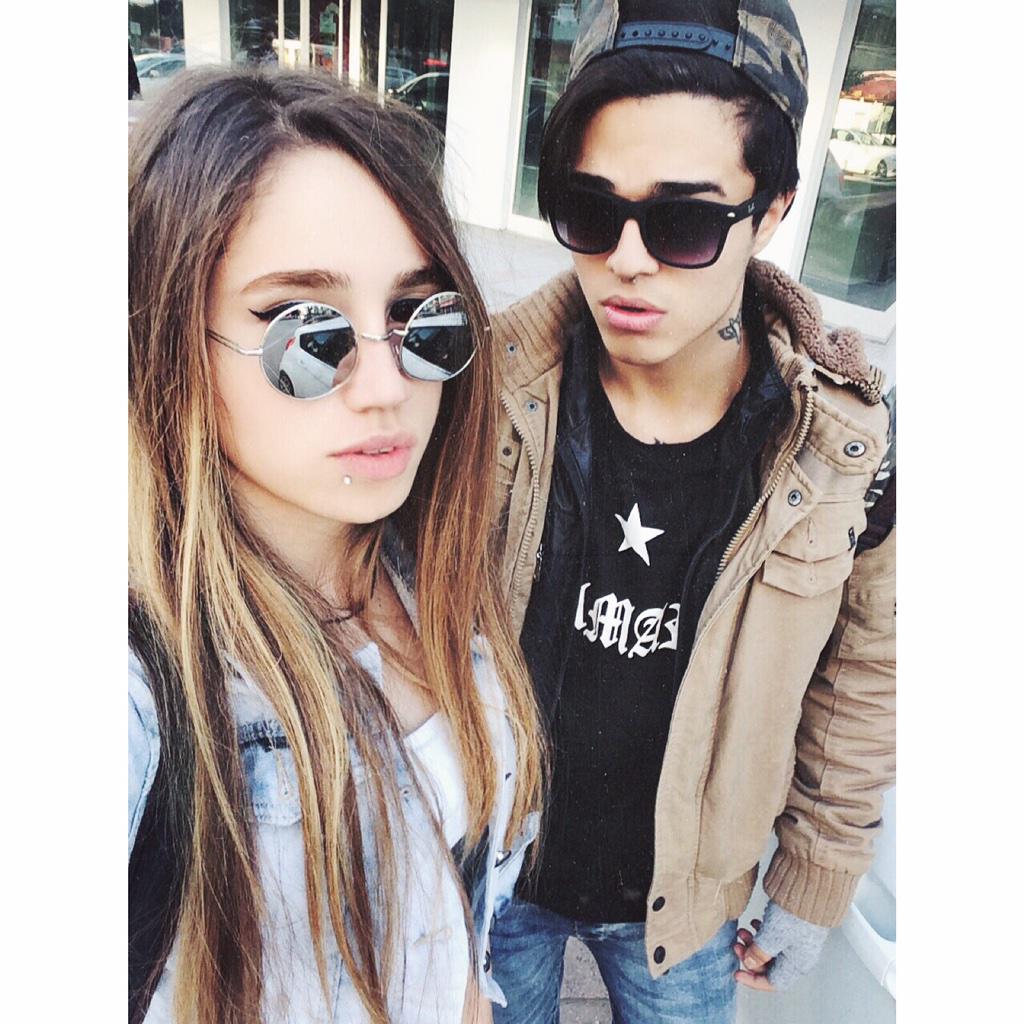 Kiz ve erkek. Одиннадцатилетний парень с семилетней девочкой обнимается. Kiz ve erkek. Пары школьники эстетика. Уильям франклин-миллер с девушкой.