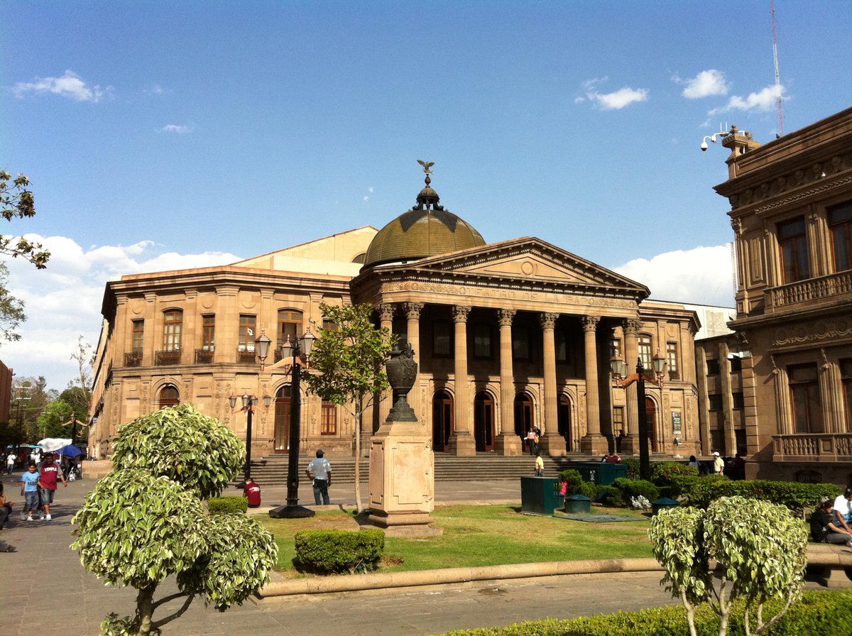 XavierAzuaraSLP's tweet photo. Nuestra ciudad tiene lugares que no podemos dejar de contemplar, para muestra basta un botón #TeatrodelaPaz #SLP http://t.co/PYVvvqAUl6