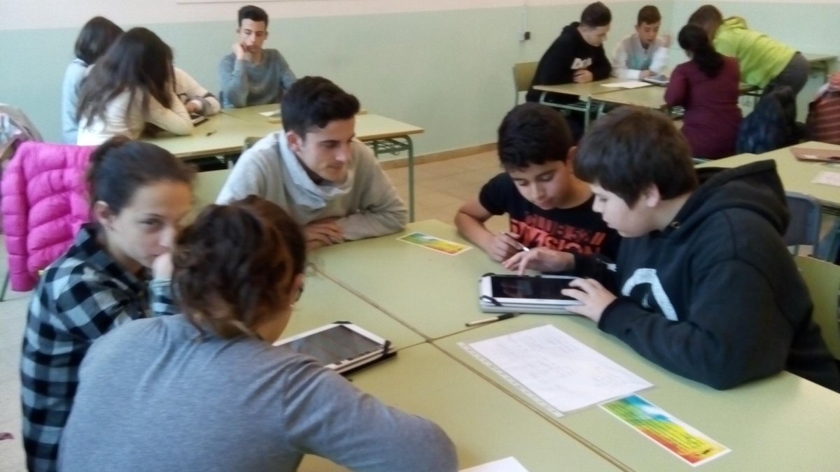 inslaialarquera's tweet photo. Avui els alumnes de 6è de l'escola Camí del Cros dissenyen cartells solidaris amb els alumnes de l'@inslaialarquera http://t.co/GPiSyaYZXj