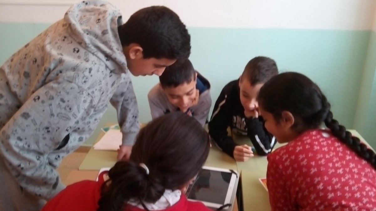 inslaialarquera's tweet photo. Avui els alumnes de 6è de l'escola Camí del Cros dissenyen cartells solidaris amb els alumnes de l'@inslaialarquera http://t.co/GPiSyaYZXj