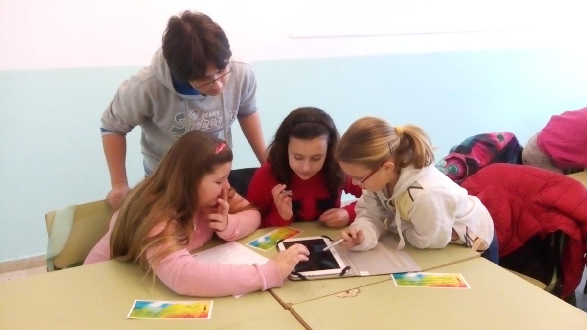 inslaialarquera's tweet photo. Avui els alumnes de 6è de l'escola Camí del Cros dissenyen cartells solidaris amb els alumnes de l'@inslaialarquera http://t.co/GPiSyaYZXj