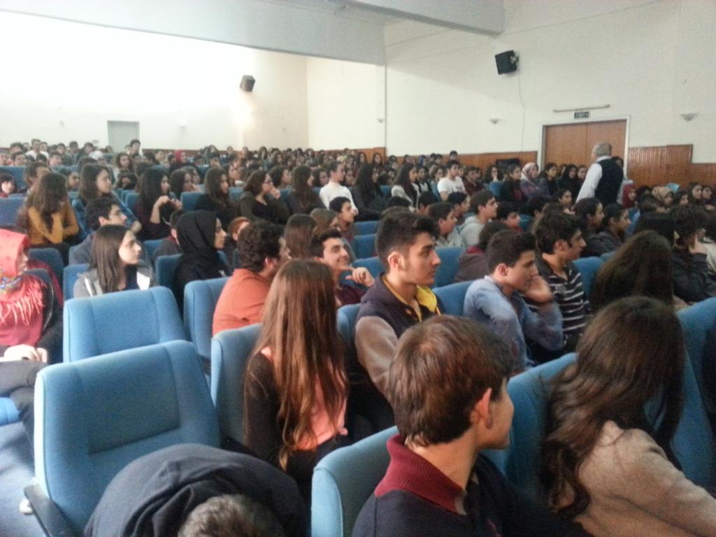 Prof.Dr.Orhan Kural çevre bilincini gençlere yaymak için bu kez Çemberlitaş Anadolu Lisesi'nde seminer veriyor.