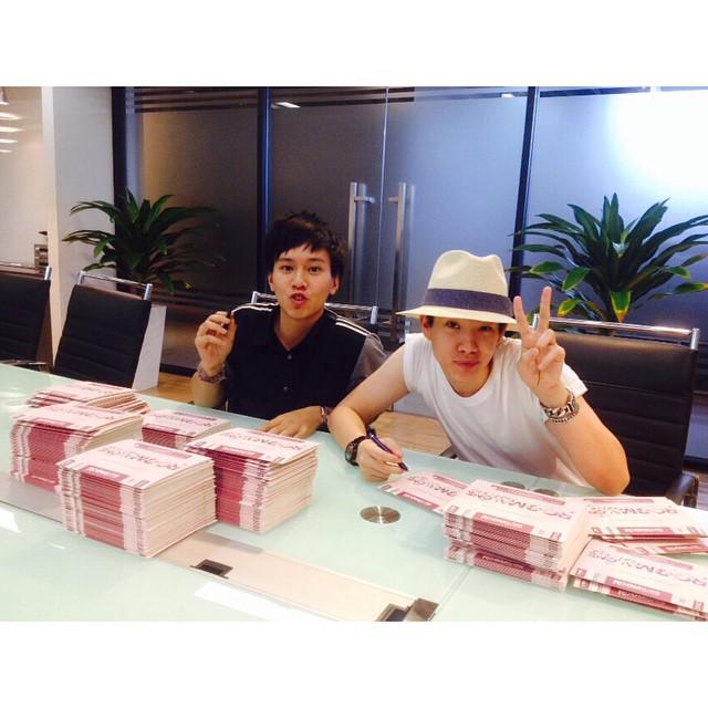 jumpolx's tweet photo. IG roomalonetheseries roomalonetheseries 404และ410 มาเซ็นเรียบร้อยแล้ว #RoomAloneTheSeries #SpecialBoxSet http://t.co/ITCeCxc0Cw