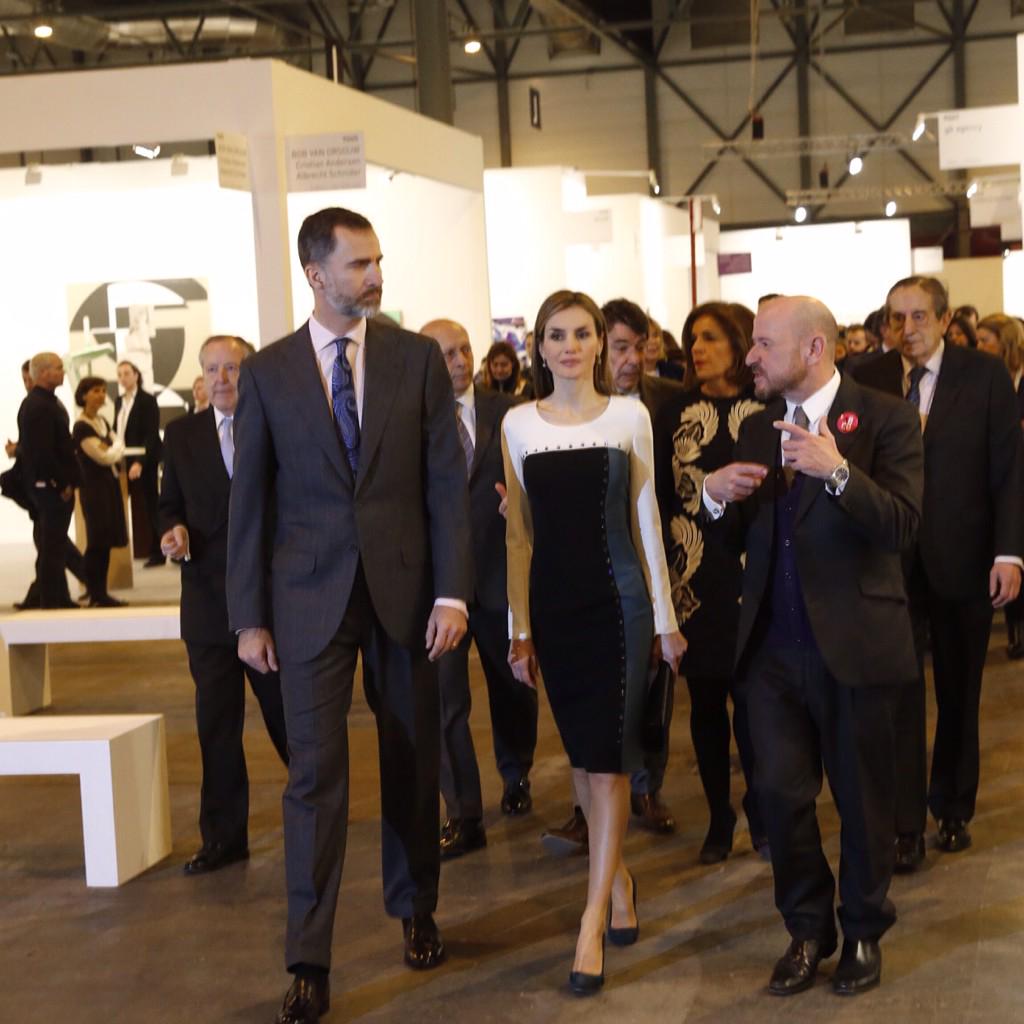 CasaReal's tweet photo. Los Reyes, en la 34ª edición de la Feria Internacional de Arte Contemporáneo-ARCOmadrid http://t.co/nO168XzizC http://t.co/hJPIeCmaw2