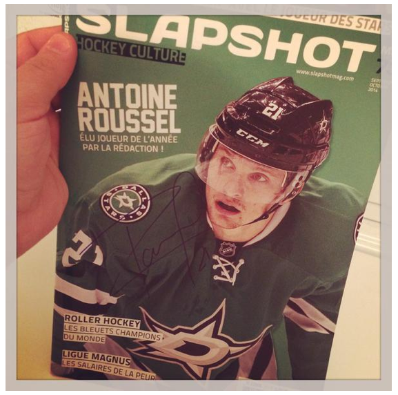 Un lecteur américain de <a href="/LaHockeyCulture/">SlapshotMag</a> fait autographier le mag par Antoine. #slapshomagintheusa #madeinfrance