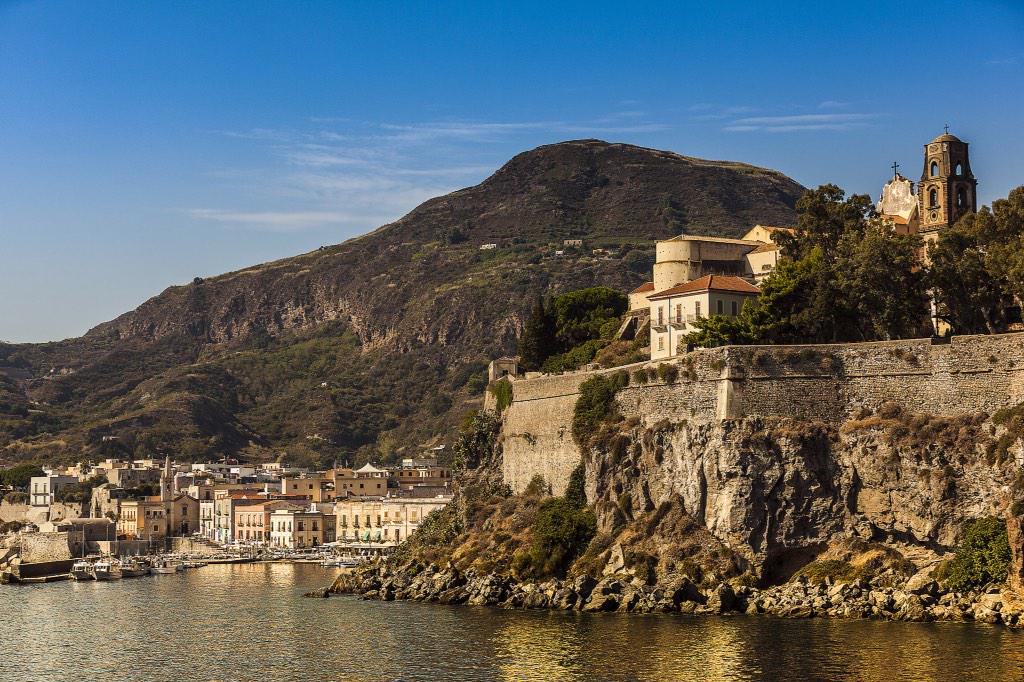 “@TherasiaResort: Do you know the Castello in Lipari with the famous museum? #sicily ” #expo2015 #InfoSicily #Sicilia”