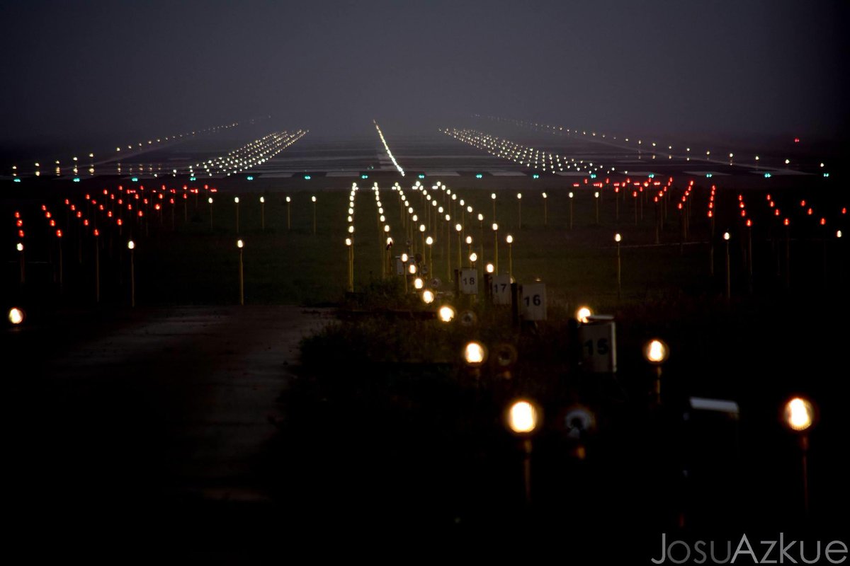 SpottersLESO's tweet photo. Aeropuerto de Vitoria @VITairport #hials #threshold #lightsinsight http://t.co/3FCgIXRHFx