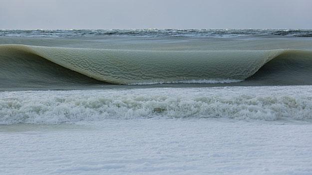 "<a href="/TaylorLorenz/">Taylor Lorenz</a>: These Nantucket frozen wave photos are crazy cbsloc.al/181oXCX  via <a href="/carolynryan/">carolynryan 🏳️‍🌈🏓</a>" &lt; crazy!
