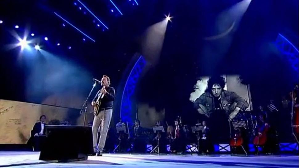 tnLaViola's tweet photo. El emotivo homenaje de Pedro Aznar a Cerati en Viña del Mar. http://t.co/6hymCahyrP http://t.co/V17of7NAGm