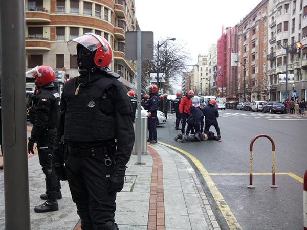 IASozialista's tweet photo. Erreformei planto egiteko kalera irten de ikasleriaren aurka oldartu da polizia Gasteiz eta Bilbon #IkasleokPlanto! http://t.co/KRkgcLkzaT