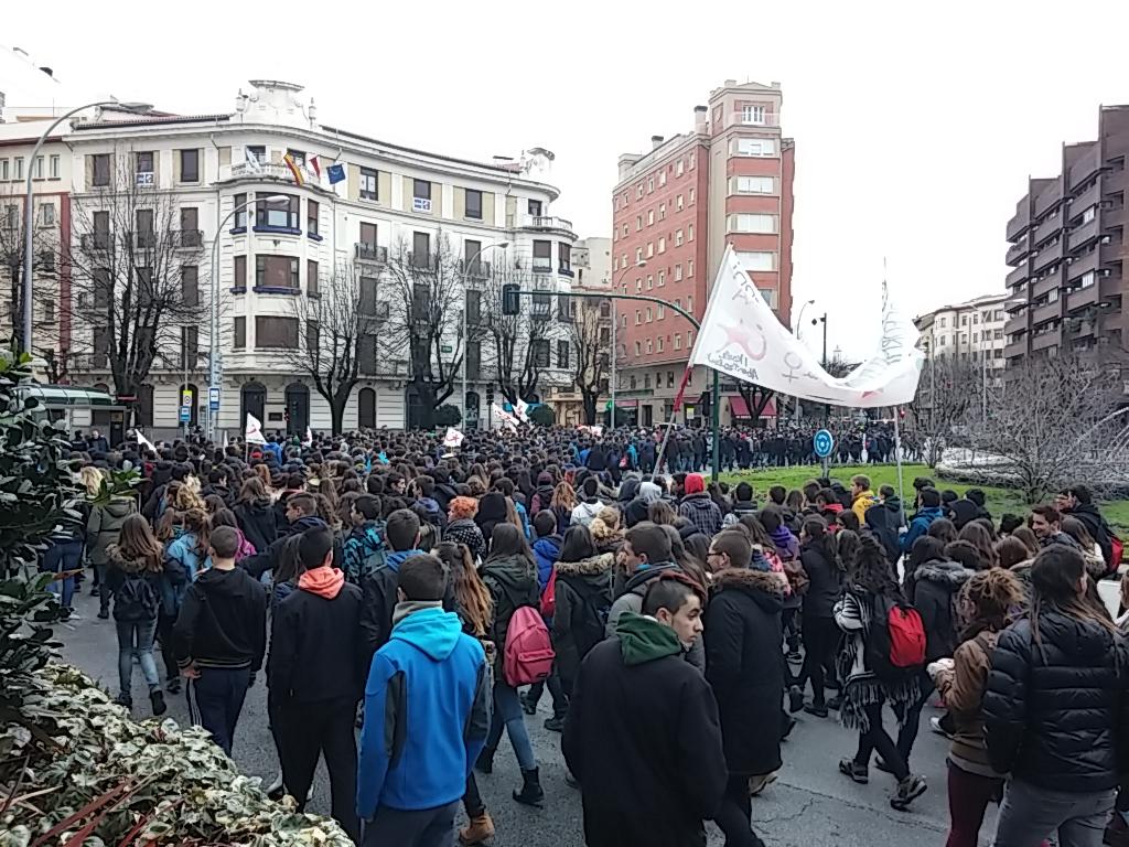 IASozialista's tweet photo. Erreformei planto egiteko kalera irten de ikasleriaren aurka oldartu da polizia Gasteiz eta Bilbon #IkasleokPlanto! http://t.co/KRkgcLkzaT