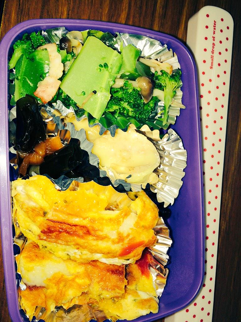 satigeri's tweet photo. ついに父がお弁当まで作るようになりました。おこぼれを拝借しました。

#父作#美味#メキメキ腕が上がる父の料理#自分で作れ#赤ずきんチャチャの弁当箱#りぼんの応募者全員サービス http://t.co/bRNEfvVn7L