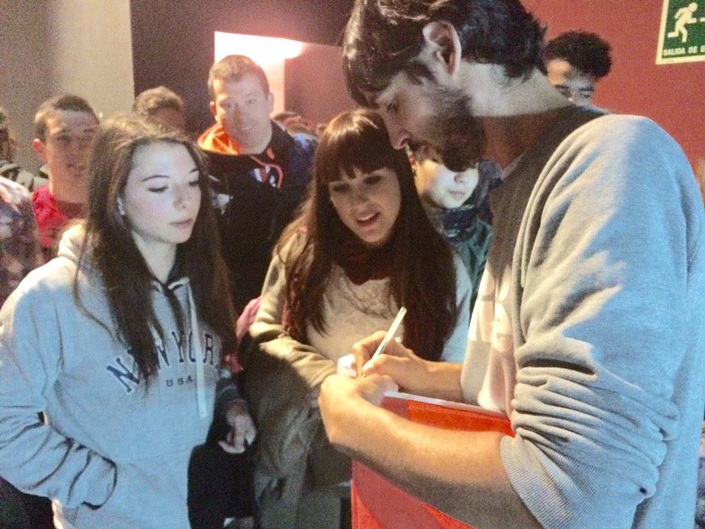 javieralcina's tweet photo. @JungleCam firmando autógrafos a alumnos del @iesvegadelprado Gracias por tu amabilidad y palabras. Jornadas #imagen http://t.co/592qyKelna