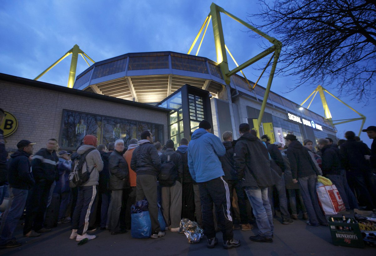 ActualidadRT's tweet photo. Evacuan el estadio del Borussia Dortmund tras hallar una bomba de la II Guerra Mundial http://t.co/FjRkyI4wBM http://t.co/6fcD5uecQz