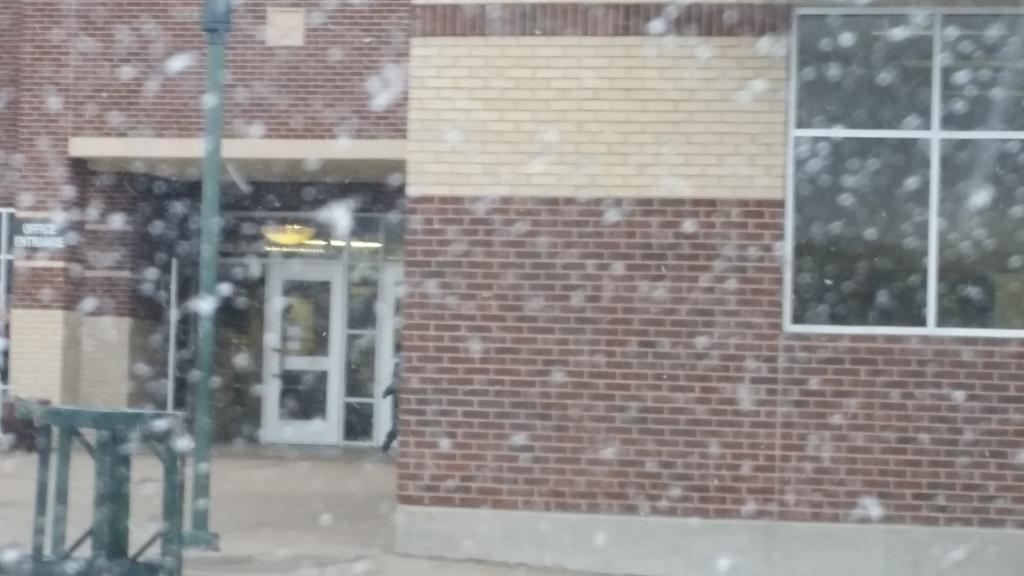 TXRealtorKat's tweet photo. It's snowing in Weatherford this morning !  #snow #Ikard http://t.co/RCDz96FewV