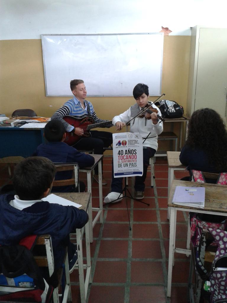 YoyiCalderon's tweet photo. #ElSistemaCumple40 @nclsanantonio Colegio Dilia Delgado de Bello 1er Grado "A" Tocar y Luchar... http://t.co/ycDQgAzszB