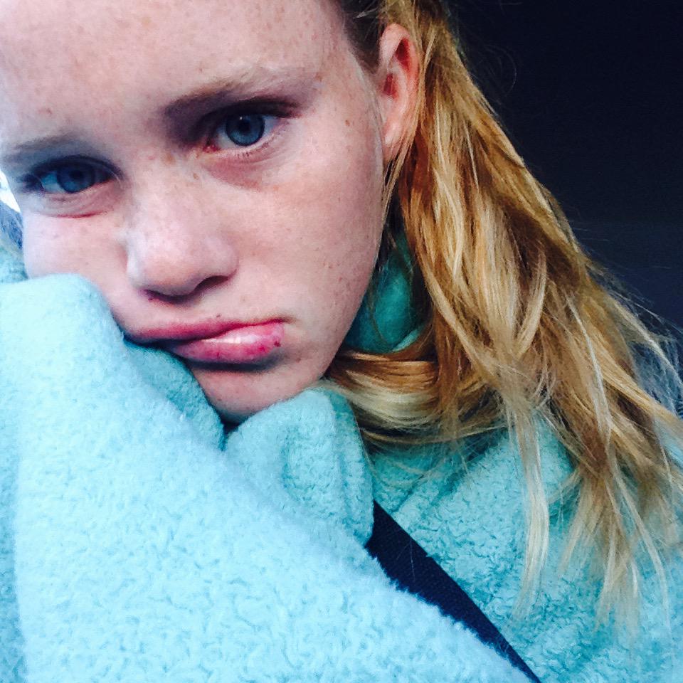 leyla_mcfarland's tweet image. Waiting to leave in the freezing cold car #notbeingabletodriveproblems #freshmenproblems #firstworldproblems☁️☁️