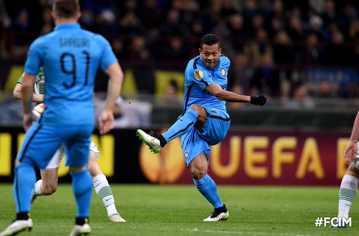 Inter's tweet photo. 93' - Finita! #InterCeltic 1-0 siamo agli ottavi di #UEL! Ci vediamo a San Siro per una nuova battaglia, #forzaInter! http://t.co/eRgnHccgNw