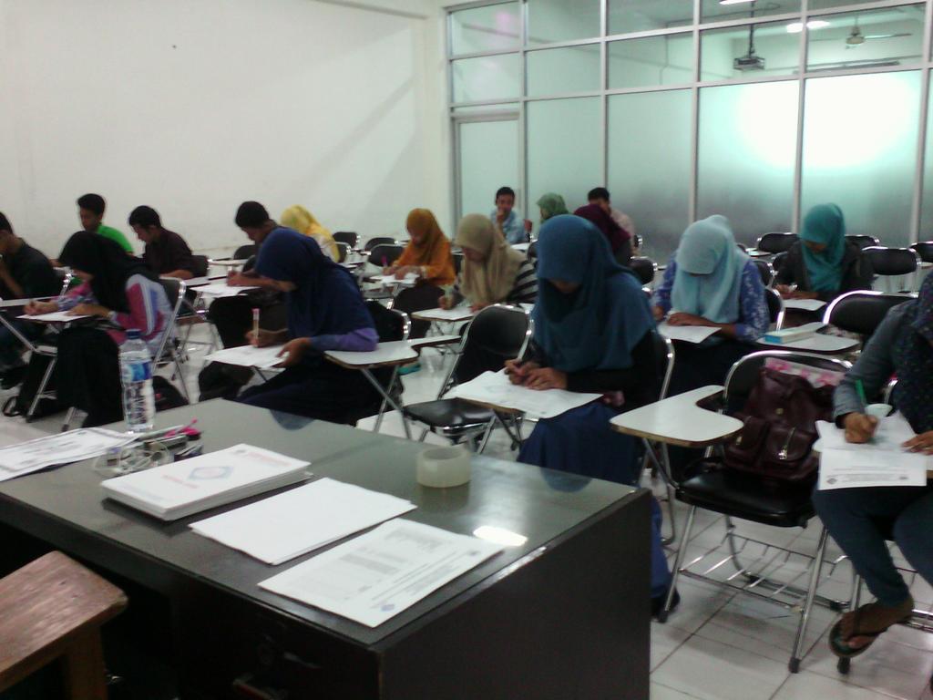 Suasana tes tertulis calon staff dan manager <a href="/kopma_ums/">KOPMA UMS</a> sore hari ini :D
Alhamdulillah, lancar :)