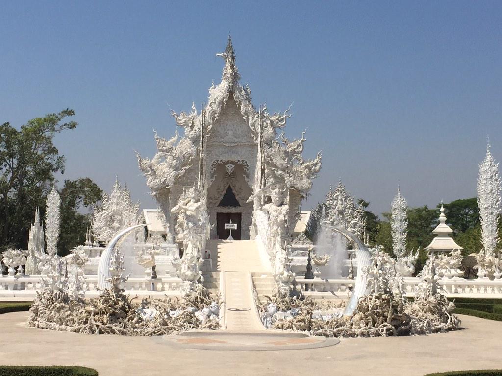arookes's tweet photo. #ChiangRai #WhiteTemple Wow! No filter needed http://t.co/Drvh1B8Cxt