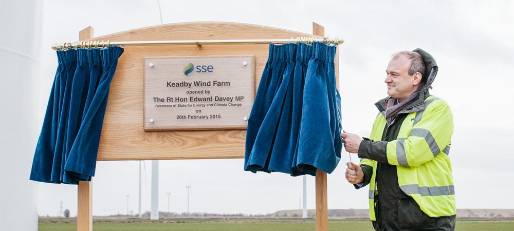 SSE's tweet image. Today we welcomed @EdwardDaveyMP to open England’s largest onshore wind farm: tinyurl.com/jwzqaqj