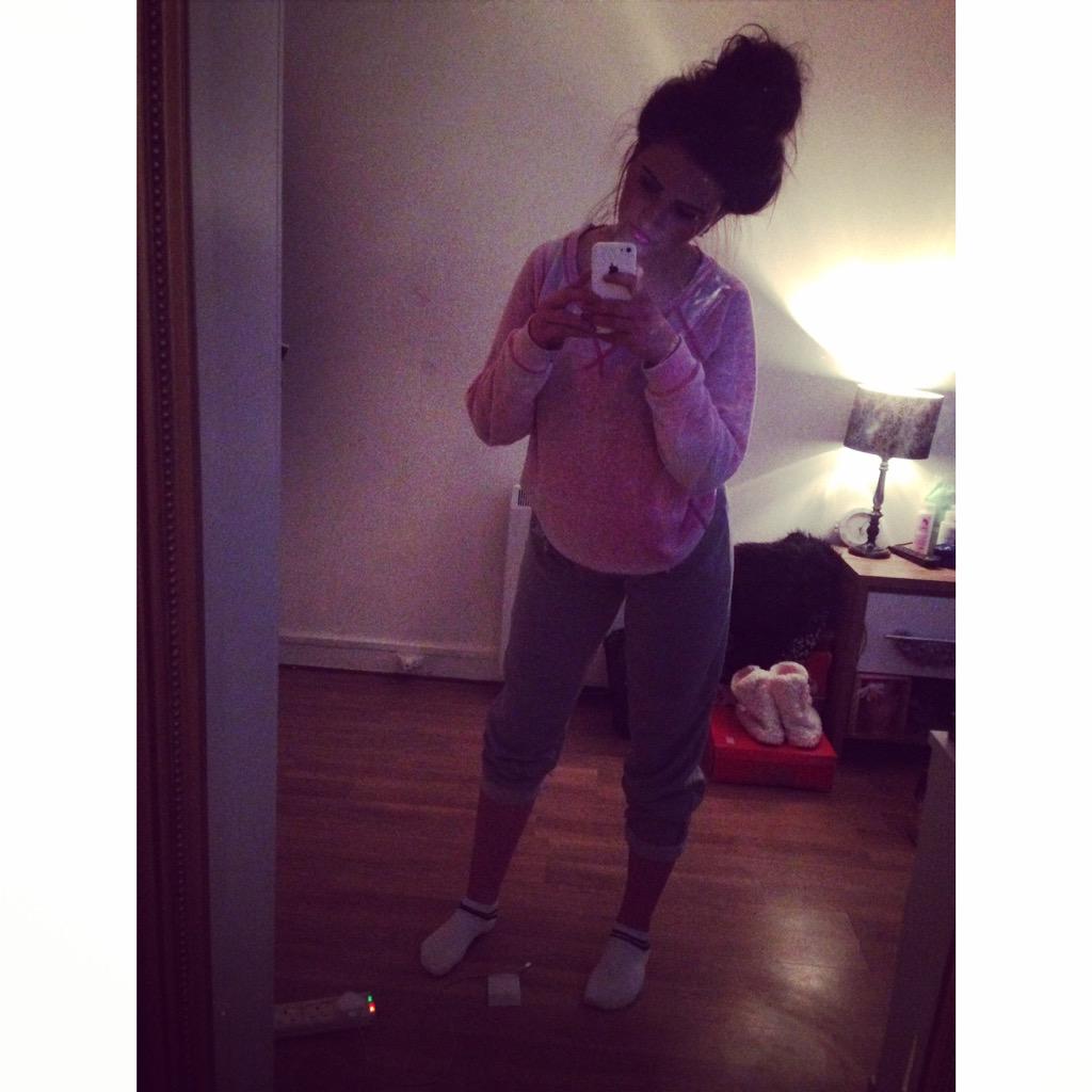 melhamiltonx's tweet photo. Only time am on this is when I'm posting a picture 😂 get me to fuuuuuck Lolol. #chillinnnn ✌️✌️ http://t.co/sBhdpRbrlc