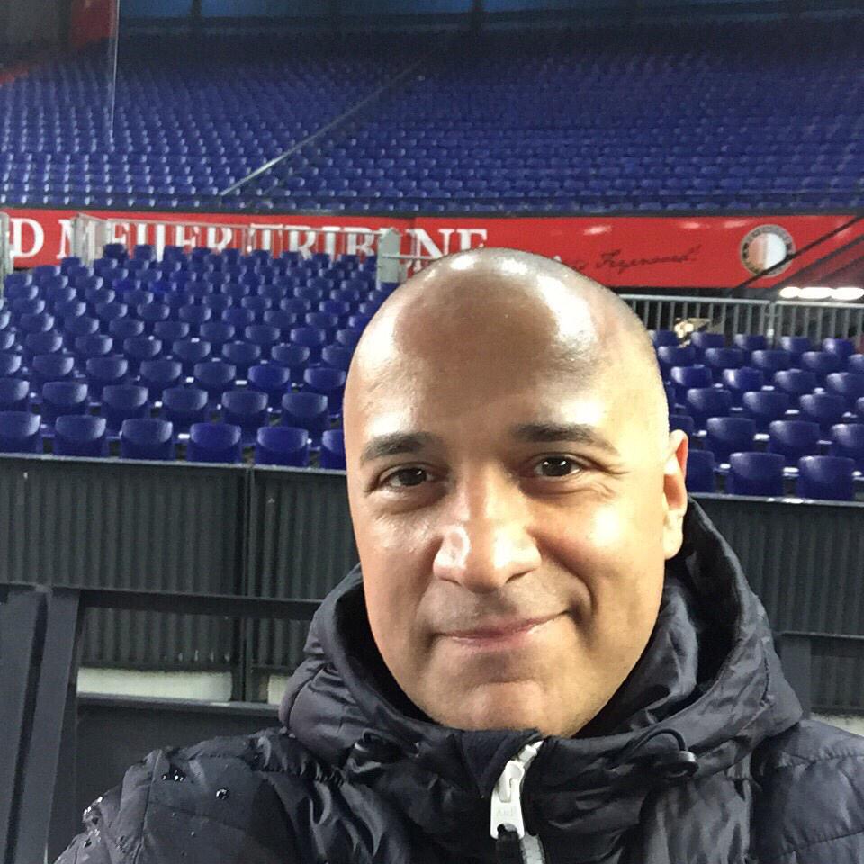 Feyenoord's tweet image. Selfie van @djpaulelstak, die op dit moment aan het proefdraaien is in @DeKuip! #FEYasr