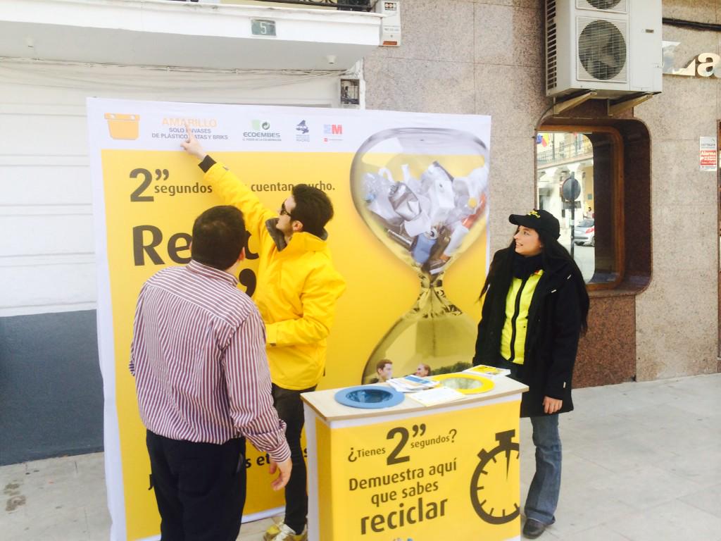 Ayto_Morata's tweet image. Hoy en #MoratadeTajuña hemos pedido a los vecinos que demuestren lo que saben sobre reciclar. Con ellos @AngelOteom