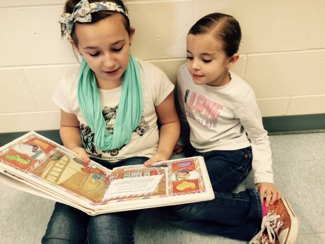 Dad_of_30_n_3's tweet photo. Good Work @Amypierceboyer @TuscolaCUSD301: "Reading Buddies" make the BEST buddies at North Ward Elementary! #tuscola http://t.co/hCfNXIZvWE