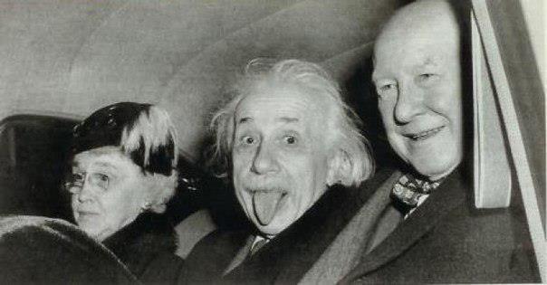 Оригинал знаменитой фотографии А.Эйнштейна с высунутым языком.