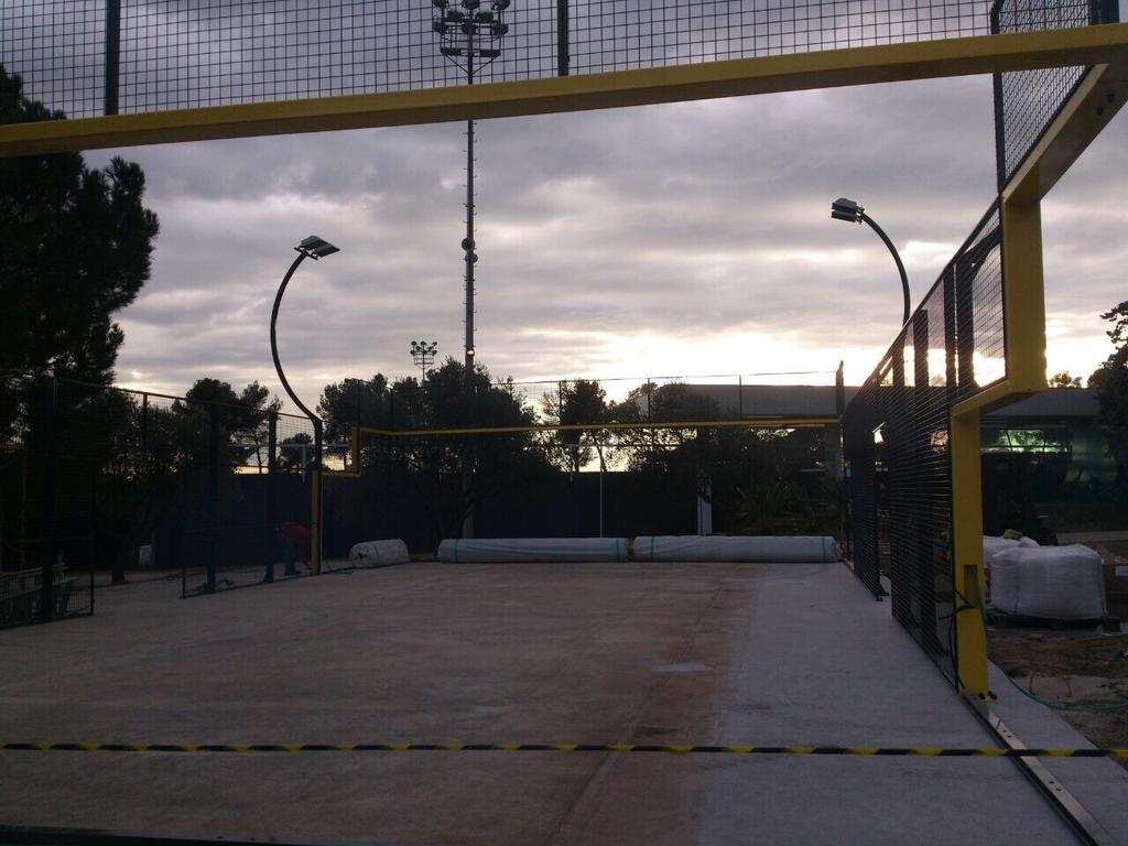 Padel10's tweet photo. Más fotos de la pista que estamos instalando esta semana en el @AtleticTerrassa pista nova pels Grocs i les Grogues. http://t.co/UXvZte3vZn