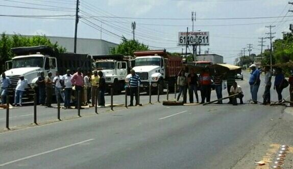 Reportan cierre de calle frente a los Pueblo por Juan Diaz