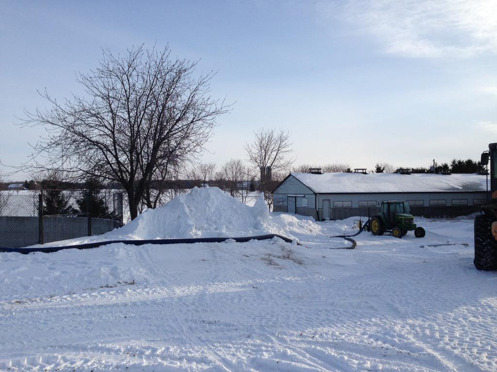 LDanen91's tweet image. Not a horrible day to transfer manure, other then the pipe in ground was froze solid #HasToBeDone #MadeItWork