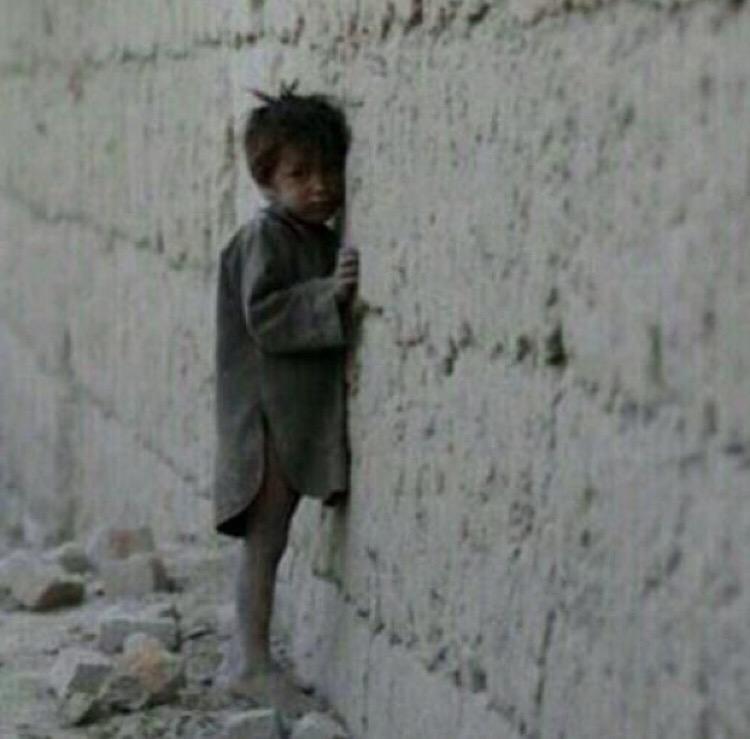 مو حرام
م اقدر انام
والا كذا ذنب الصغار
ندفع فواتيرالكبار
وضاع الهنا
والا أنا
غنيت من عزف الحصار
مالي حضن غيرالجدار